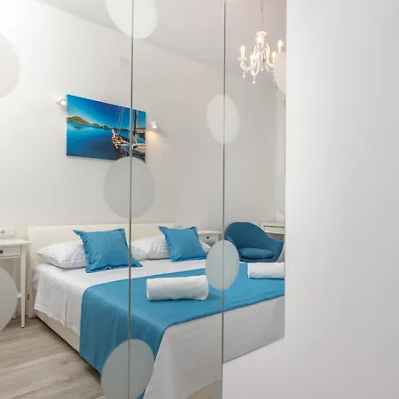 לינה וארוחת בוקר Lux 4*