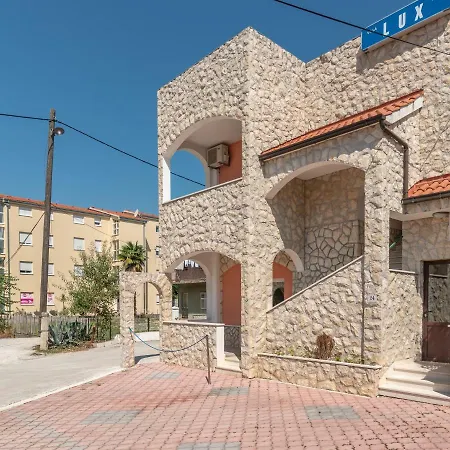 לינה וארוחת בוקר Lux