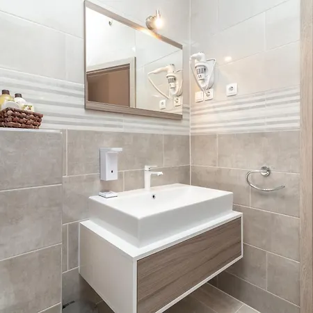 Lux Bed & Breakfast 4*