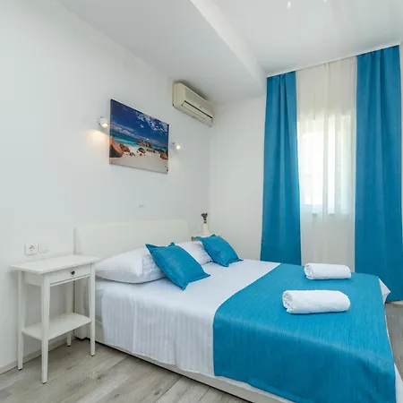 Lux Bed & Breakfast 4*