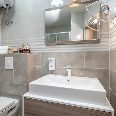 Lux Bed & Breakfast 4*